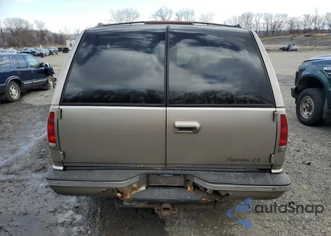 1999 Chevrolet Suburban K1500 z USA, uszkodzony, nr VIN 3GNFK16R9XG193178